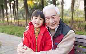 老人带小孩的责任重大句子