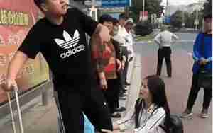 女朋友挽留下跪